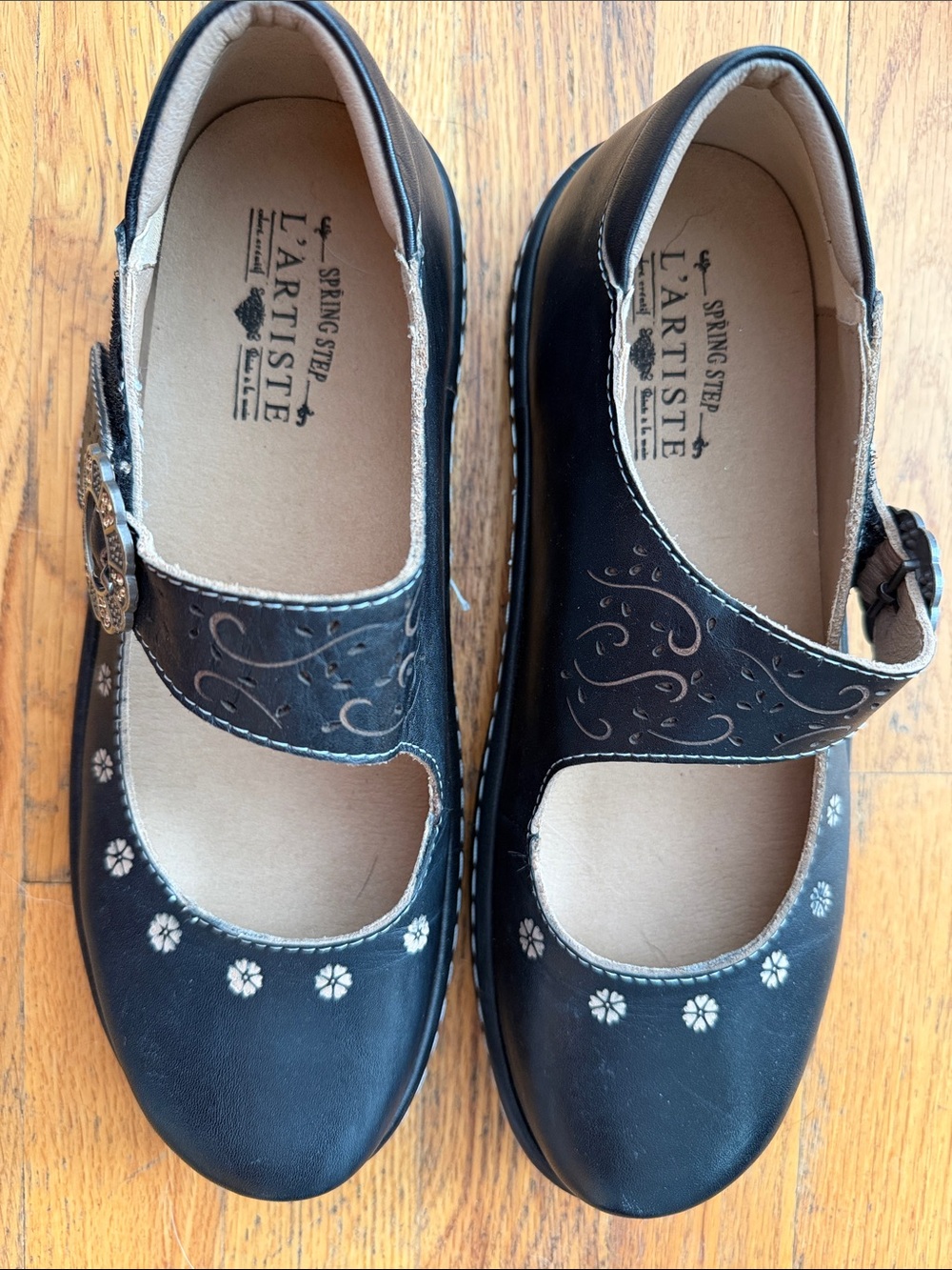 L'ARTISTE Womens Black Mary Jane Shoes with Floral Accent Size 9